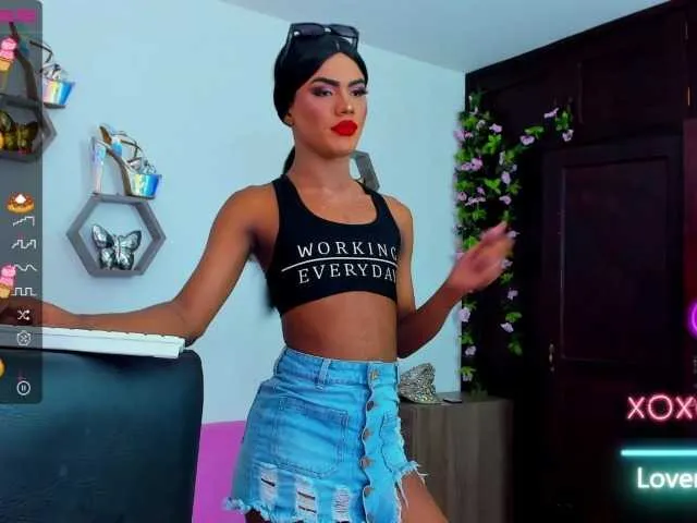 Live sex webcam photo for OrianaDonadoo #275777582