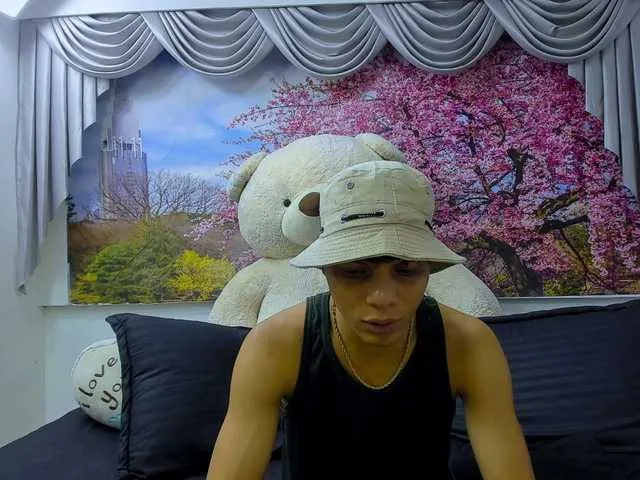 Live sex webcam photo for OversizedGuyss #290690136