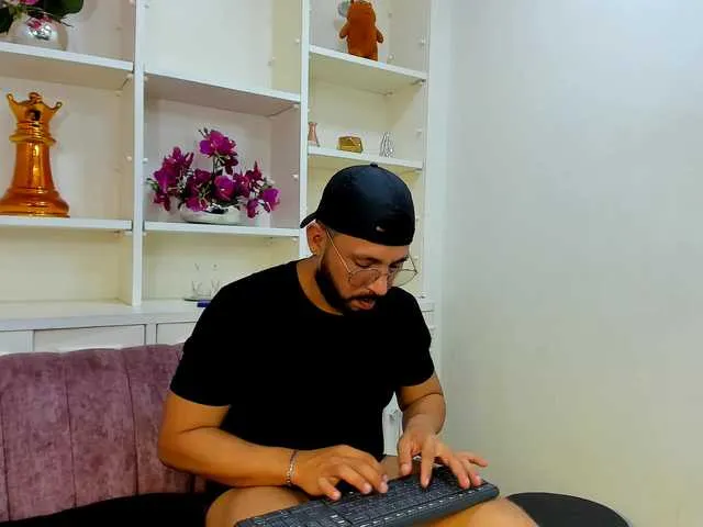 Live sex webcam photo for OversizedGuyss #290989727