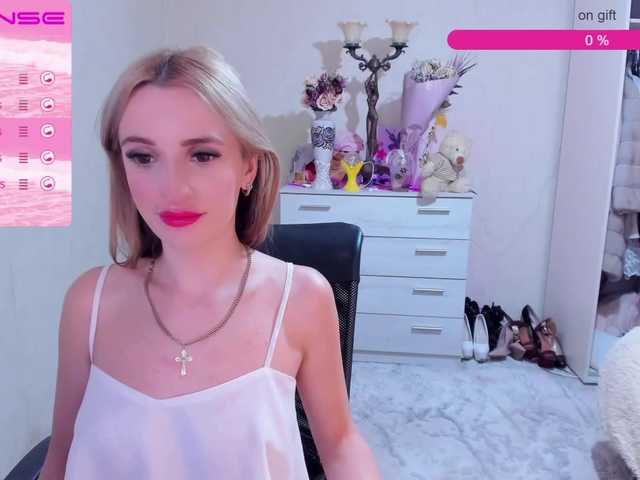 Live sex webcam photo for OxxxymorinMi #271741472