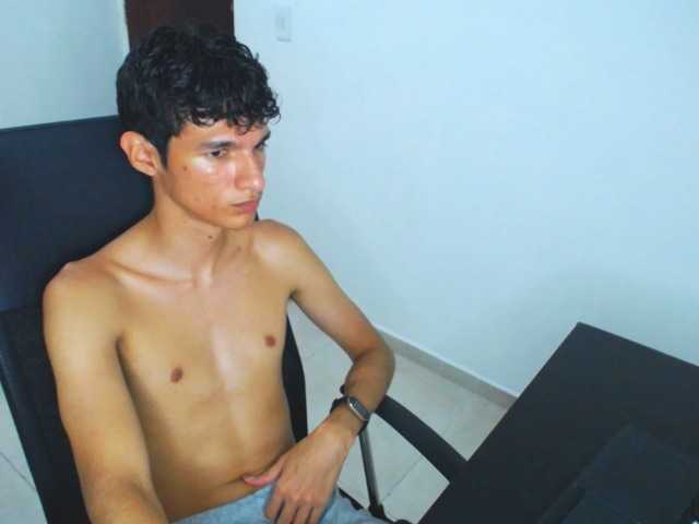 Live sex webcam photo for Paulhot018 #277493701