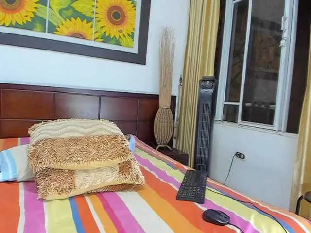 Live sex webcam photo for Perla-hott1 #272996417