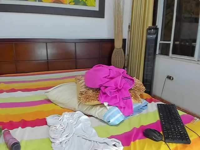 Live sex webcam photo for Perla-hott1 #273143970