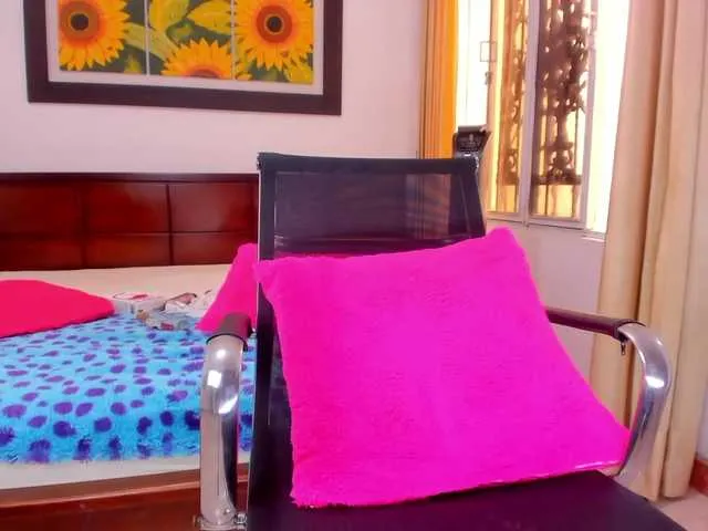 Live sex webcam photo for Perla-hott1 #274058328