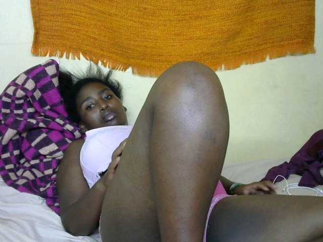 Live sex webcam photo for Petitetessy3 #277449186