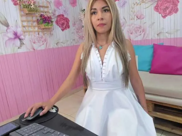 Live sex webcam photo for PetitteGirl #272683636