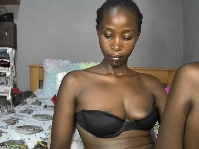 Live sex webcam photo for Pettite-Diofa #293964247