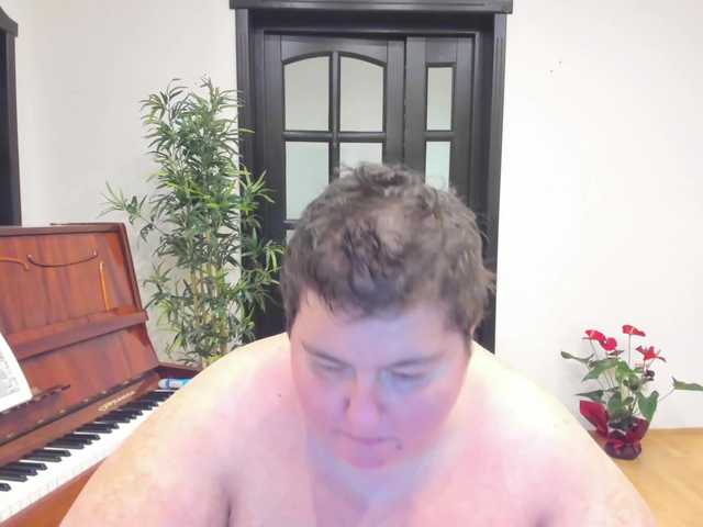 Live sex webcam photo for PianoClown #277318349