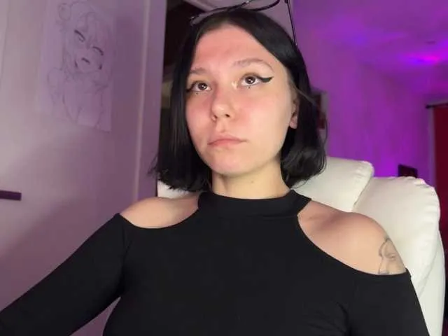 Live sex webcam photo for PinkDolly18 #291142096