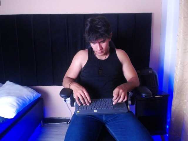 Live sex webcam photo for Piperr- #277839775