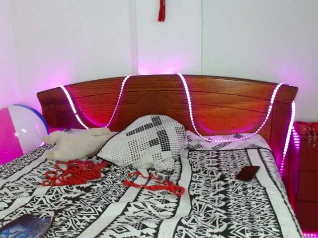 Live sex webcam photo for Pocajontas25 #275490881