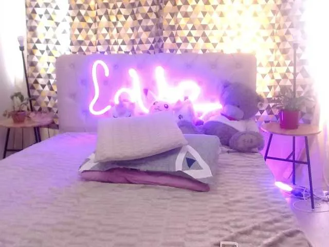 Live sex webcam photo for PookieVivian #273424885