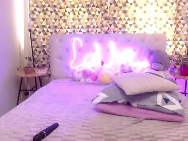 Live sex webcam photo for PookieVivian #273500768