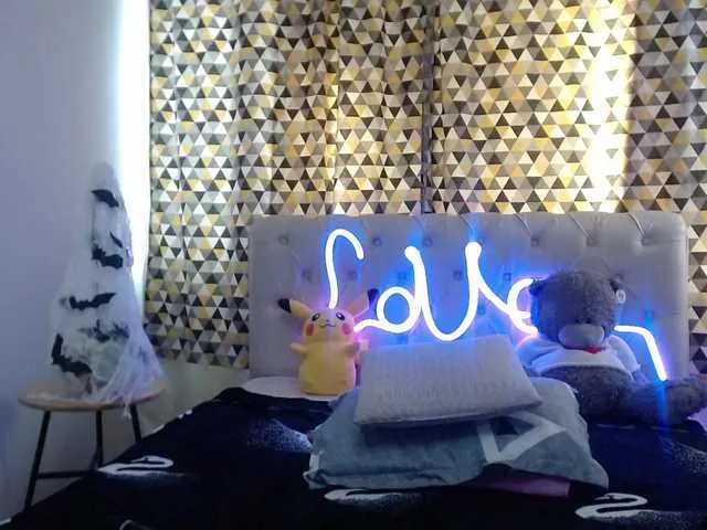 Live sex webcam photo for PookieVivian #276645557