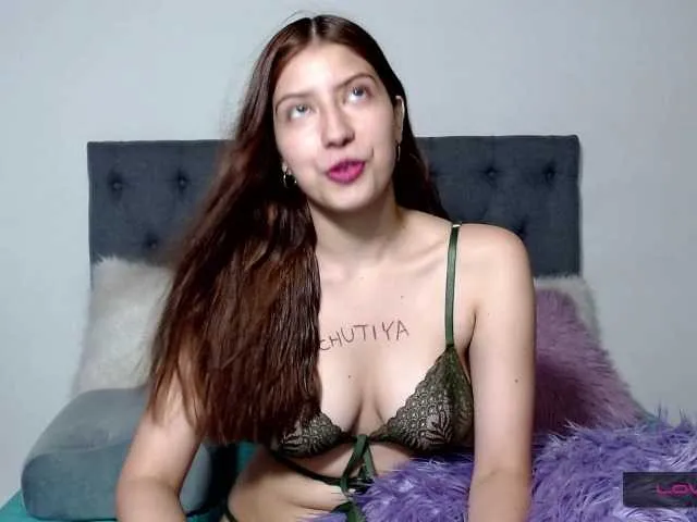 Live sex webcam photo for Porsche01 #272072052