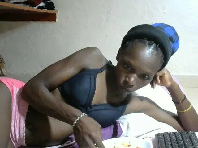 Live sex webcam photo for PrettyOne1 #293161855