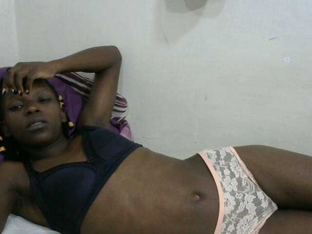 Live sex webcam photo for PrettyOne1 #293670186