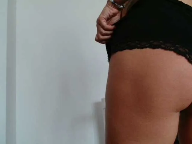 Live sex webcam photo for PrincessReyna #273876704