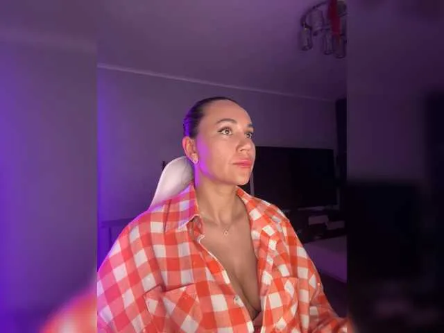 Live sex webcam photo for QWEENII #293687692
