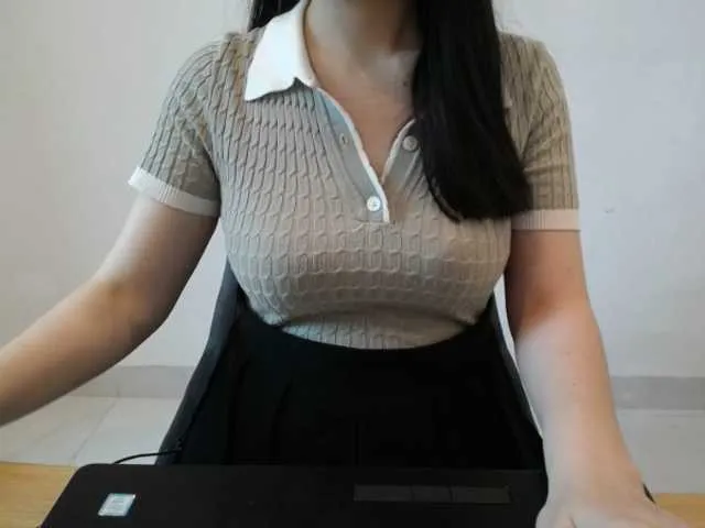 Live sex webcam photo for QueenHot92 #290949224