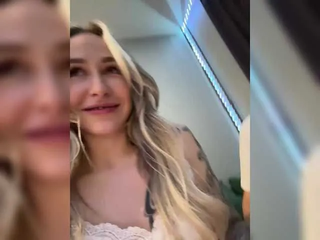 Live sex webcam photo for QueenKing #292425395