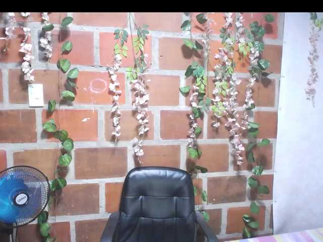 Live sex webcam photo for ROOSGONZALEX #291861590