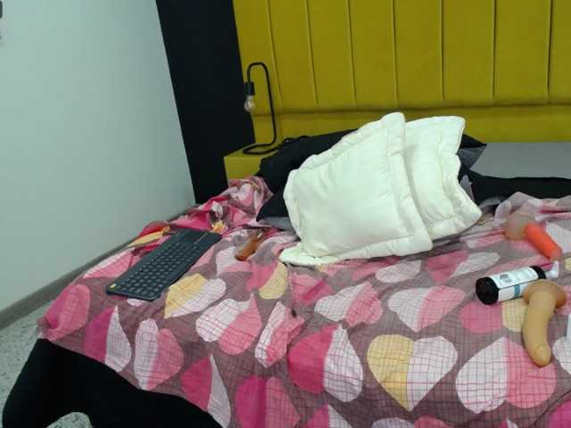 Live sex webcam photo for Raachelll-- #275603348