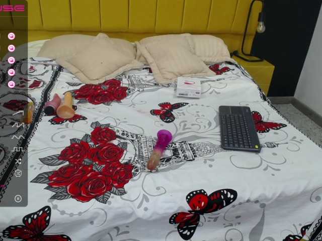 Live sex webcam photo for Raachelll-- #275653381