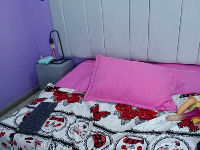 Live sex webcam photo for Raachelll-- #275964098