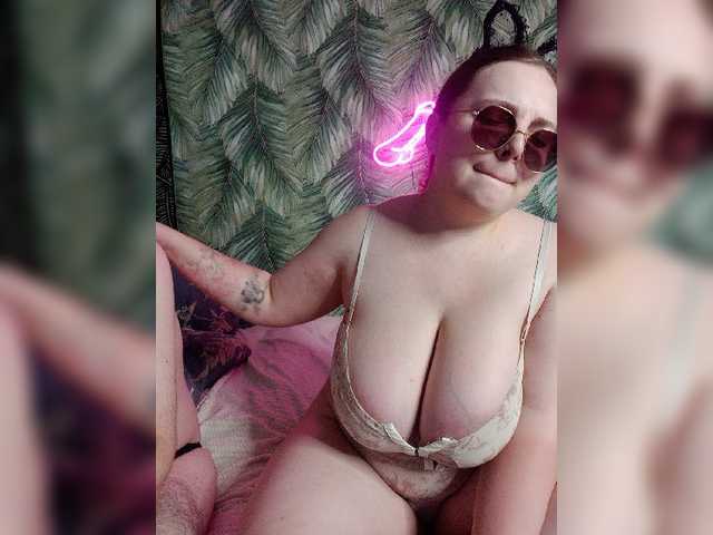 Live sex webcam photo for Red-rooms #293966279