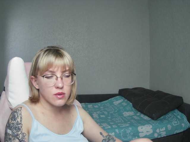 Live sex webcam photo for Regimasmile #290039394