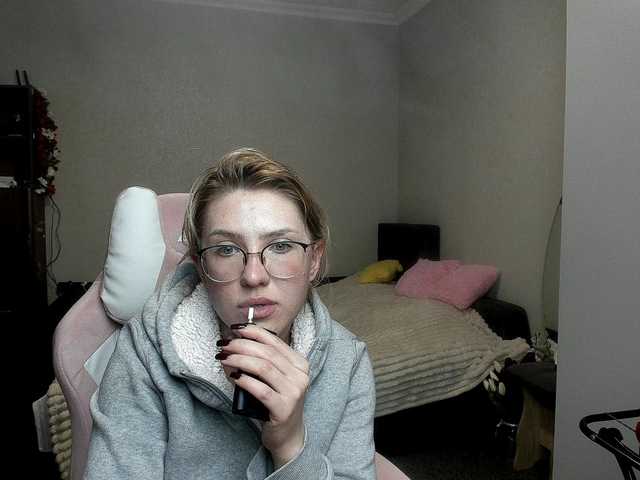 Live sex webcam photo for Regimasmile #290177090