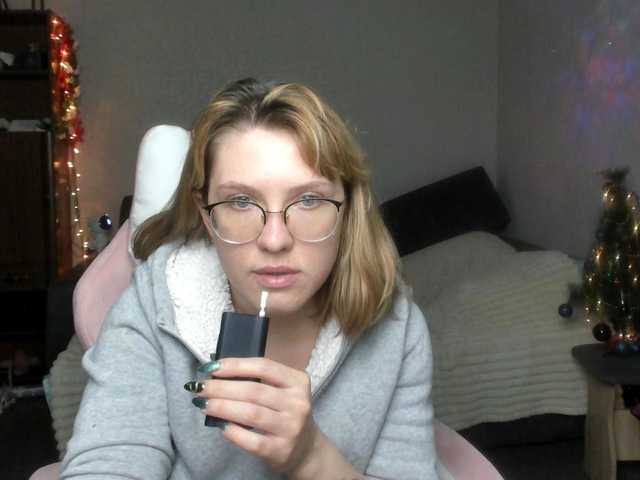 Live sex webcam photo for Regimasmile #290279139