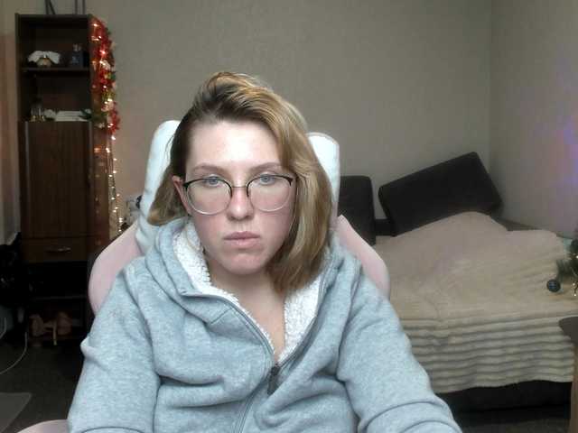 Live sex webcam photo for Regimasmile #290280542