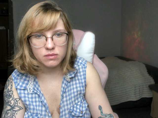 Live sex webcam photo for Regimasmile #290288244