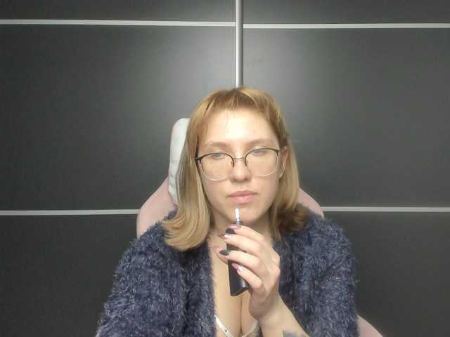 Live sex webcam photo for Regimasmile #290413577