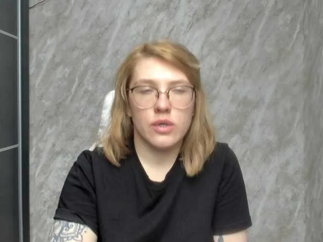 Live sex webcam photo for Regimasmile #290552742