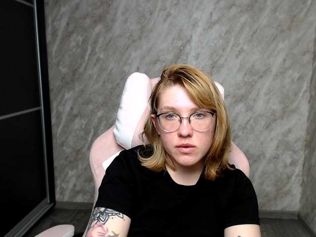 Live sex webcam photo for Regimasmile #290642137