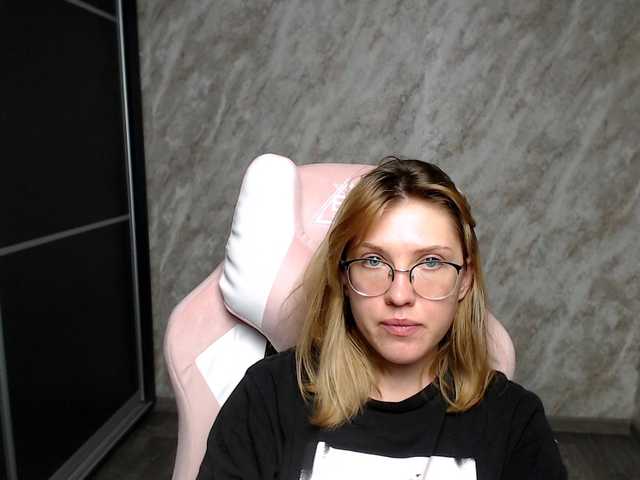 Live sex webcam photo for Regimasmile #291177648