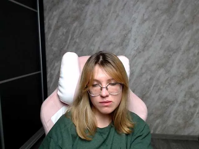 Live sex webcam photo for Regimasmile #291339143