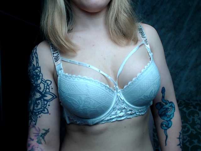 Live sex webcam photo for Regimasmile #291402801