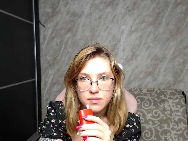 Live sex webcam photo for Regimasmile #291421980