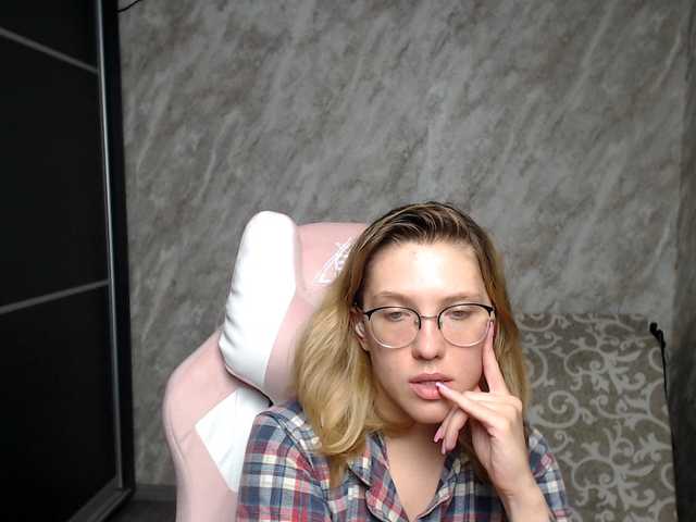 Live sex webcam photo for Regimasmile #291472014