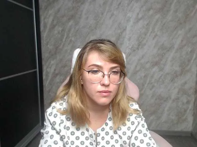 Live sex webcam photo for Regimasmile #291595378