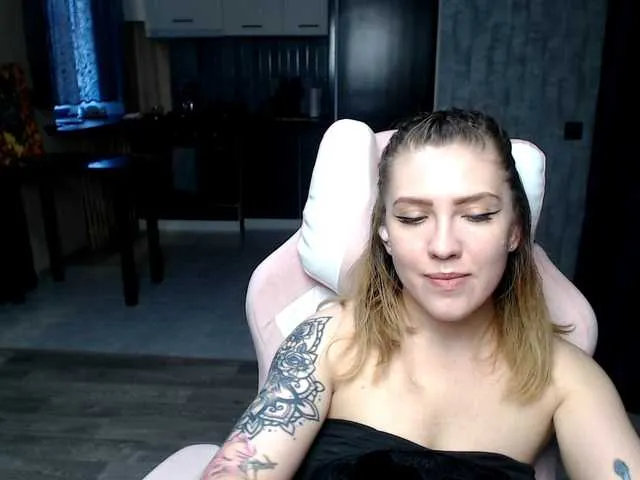 Live sex webcam photo for Regimasmile #291764698