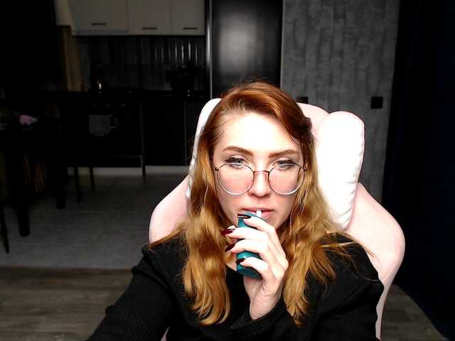 Live sex webcam photo for Regimasmile #292299979