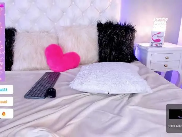 Live sex webcam photo for ReginaRoussel #275615228