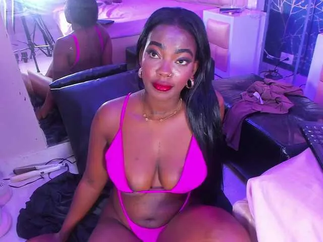 Live sex webcam photo for ReinaMiah #292370876