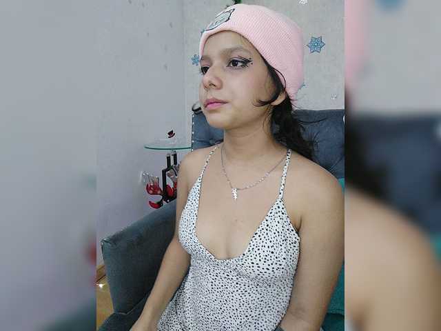 Live sex webcam photo for RemiLuu #271831694