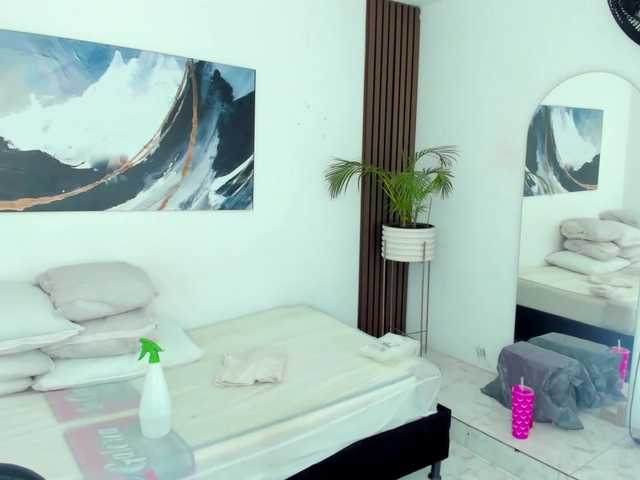 Live sex webcam photo for Renata-Saenz #291345842